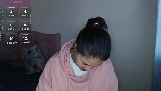 makennaa  online show from November 4, 2025, 10:58 am