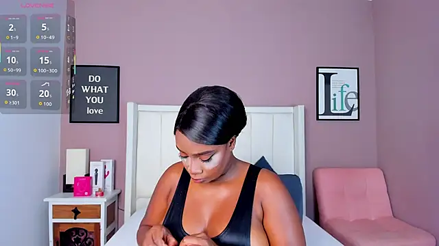 Britanymooree online show from November 3, 2025, 7:59 pm