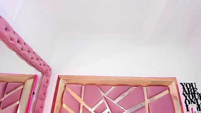 Britanymooree online show from April 18, 2026, 7:18 pm