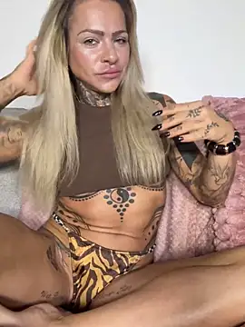 Divina X  online show from November 17, 2025, 6:46 pm