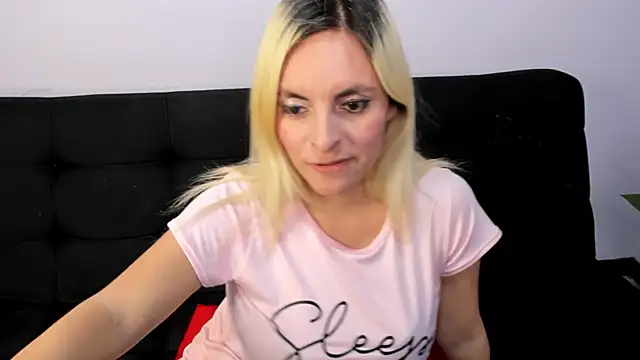 Snapshot of Kathia_Brooks_ chatting on January 7, 2025, 7:38 pm Kathia Brooks online show from January 7, 2025, 7:38 pm