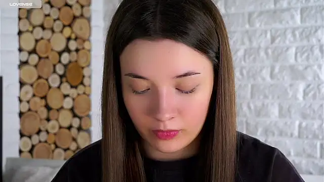 Snapshot of LowOncoming chatting on November 4, 2025, 2:10 am LowOncoming online show from November 4, 2025, 2:10 am