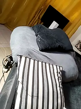 Hugemassivebootie online show from December 20, 2025, 11:39 am