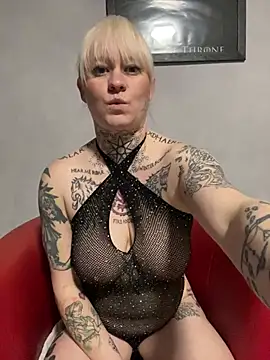 poussichienne online show from February 27, 2025, 4:53 pm