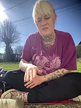 poussichienne online show from March 20, 2025, 12:43 pm