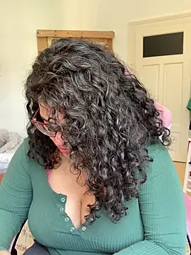 Snapshot of Curvydesifromgermany chatting on April 2, 2026, 10:35 am Curvydesifromgermany online show from April 2, 2026, 10:35 am