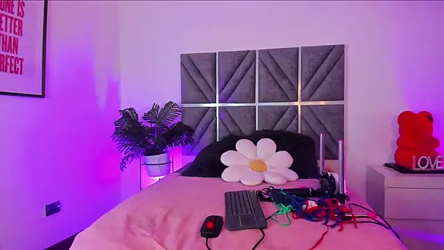 Laura Dicardy online show from March 28, 2026, 7:57 pm