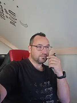 Snapshot of Fantaxx86 chatting on November 9, 2025, 11:41 am Fantaxx86 online show from November 9, 2025, 11:41 am