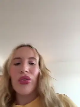 Snapshot of isisxoxx chatting on March 18, 2026, 3:37 pm isisxoxx online show from March 18, 2026, 3:37 pm