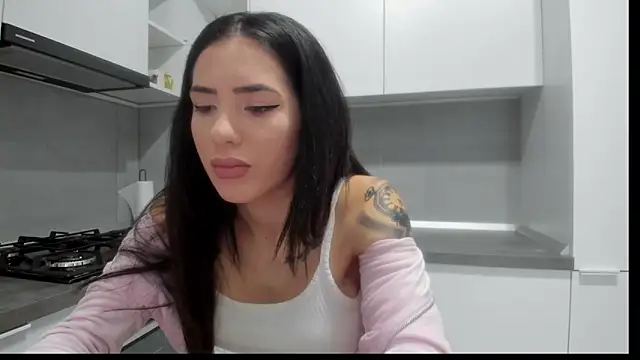 Emmapmg online show from November 28, 2025, 9:56 am