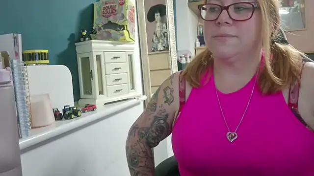 Snapshot of NikiDeeOfficial chatting on September 14, 2025, 9:14 pm NikiDeeOfficial online show from September 14, 2025, 9:14 pm