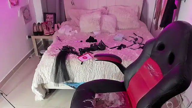 anyclark  online show from October 30, 2025, 4:03 am