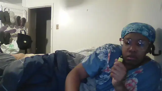 Snapshot of madamsensuale chatting on December 17, 2024, 6:56 am madamsensuale online show from December 17, 2024, 6:56 am