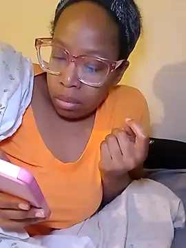 Snapshot of madamsensuale chatting on March 1, 2025, 5:20 am madamsensuale online show from March 1, 2025, 5:20 am