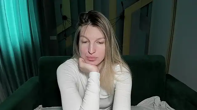 EmilyWalkeri online show from April 21, 2026, 6:52 am