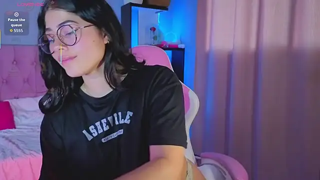 Snapshot of LoaLuxury chatting on October 2, 2025, 7:21 pm LoaLuxury online show from October 2, 2025, 7:21 pm