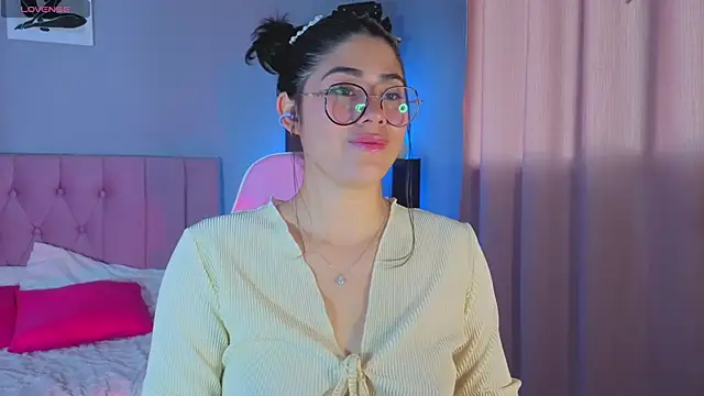 Snapshot of LoaLuxury chatting on November 7, 2025, 5:57 pm LoaLuxury online show from November 7, 2025, 5:57 pm