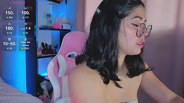 Snapshot of LoaLuxury chatting on November 20, 2025, 6:29 pm LoaLuxury online show from November 20, 2025, 6:29 pm