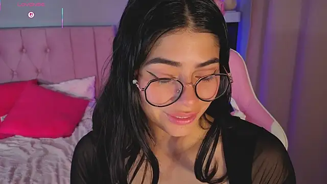 Snapshot of LoaLuxury chatting on December 4, 2025, 12:58 pm LoaLuxury online show from December 4, 2025, 12:58 pm