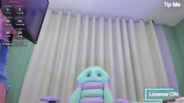 Snapshot of Emelyross_ chatting on February 18, 2025, 12:48 am Emelyross online show from February 18, 2025, 12:48 am