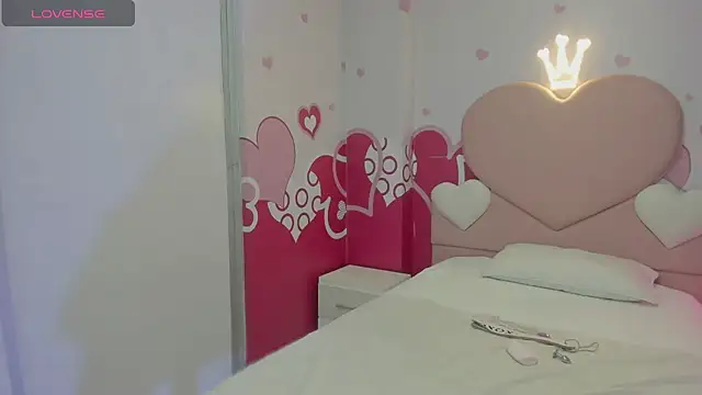 Snapshot of Emelyross_ chatting on March 16, 2025, 12:34 am Emelyross online show from March 16, 2025, 12:34 am