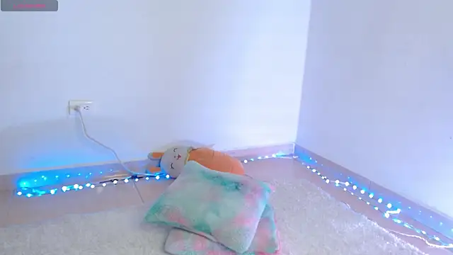 Emelyross  online show from December 18, 2025, 6:03 pm