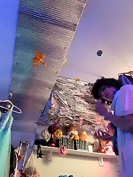 gurlnips online show from January 21, 2025, 2:33 am
