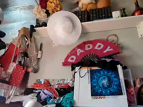 gurlnips online show from January 24, 2025, 7:07 pm