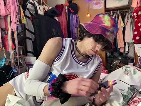 gurlnips online show from February 3, 2025, 5:07 am