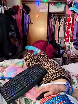 gurlnips online show from February 3, 2025, 8:13 am