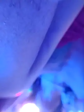 gurlnips online show from September 28, 2025, 11:04 am