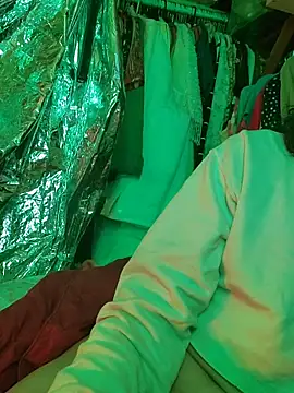 gurlnips online show from January 15, 2026, 1:37 pm