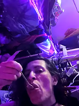 gurlnips online show from March 31, 2026, 12:49 pm