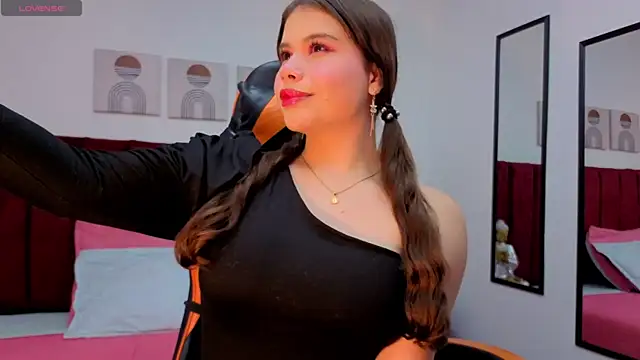 Karoly Ocampo online show from October 28, 2025, 4:16 am