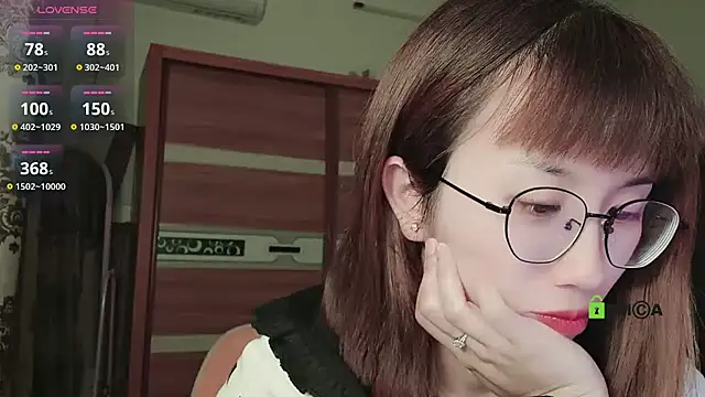 Snapshot of Lili_666 chatting on March 9, 2025, 5:17 pm Lili 666 online show from March 9, 2025, 5:17 pm