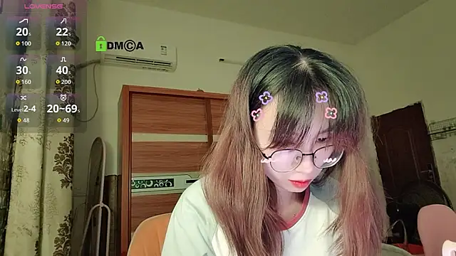 Snapshot of Lili_666 chatting on September 13, 2025, 5:57 pm Lili 666 online show from September 13, 2025, 5:57 pm