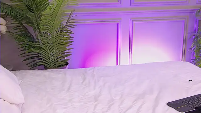 TrishaWinslet online show from November 18, 2025, 5:12 am