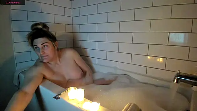 Snapshot of ImLeanneLawson chatting on February 24, 2025, 11:41 pm ImLeanneLawson online show from February 24, 2025, 11:41 pm