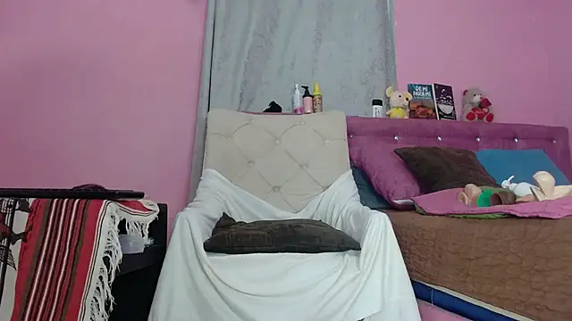 KeillyDiaz online show from December 2, 2024, 9:02 am