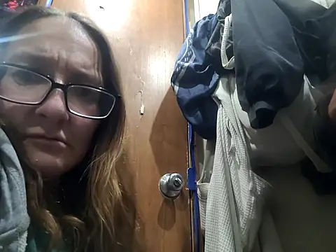 ILUV2TUCHMYKITTY online show from October 31, 2025, 11:11 am