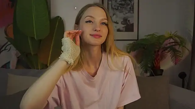 Snapshot of MickeyMyers chatting on December 9, 2024, 2:39 pm MickeyMyers online show from December 9, 2024, 2:39 pm