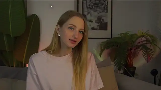 Snapshot of MickeyMyers chatting on December 9, 2024, 5:41 pm MickeyMyers online show from December 9, 2024, 5:41 pm