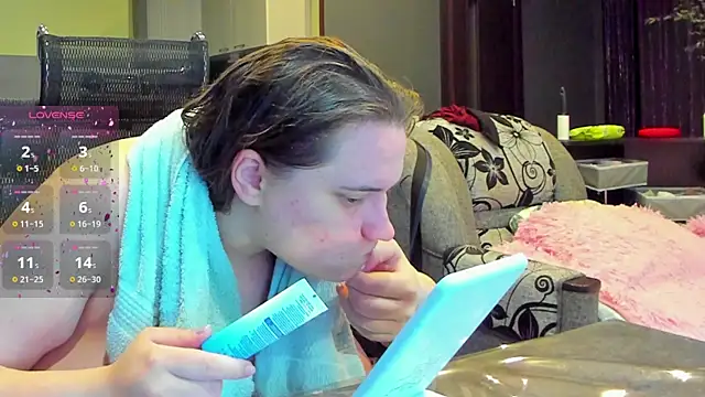 1lindsey1 online show from September 10, 2025, 12:54 am