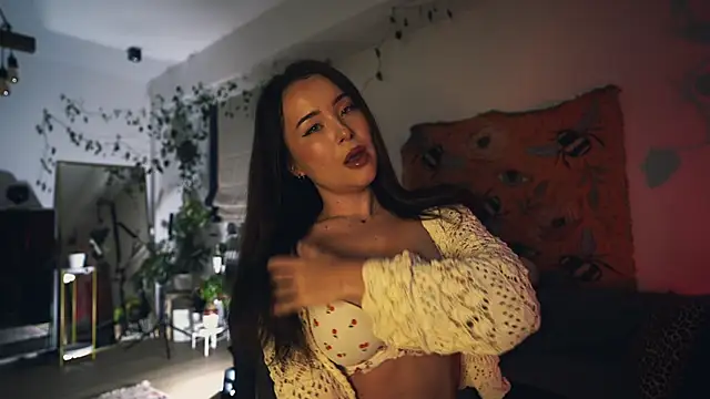 Leona Mell online show from October 10, 2025, 11:04 pm