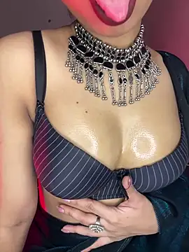 Hot-sexy222 online show from November 4, 2025, 3:11 pm