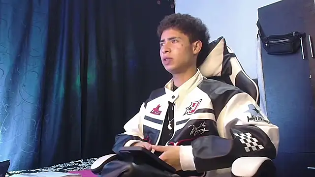 sexybat twink online show from December 4, 2025, 11:35 pm