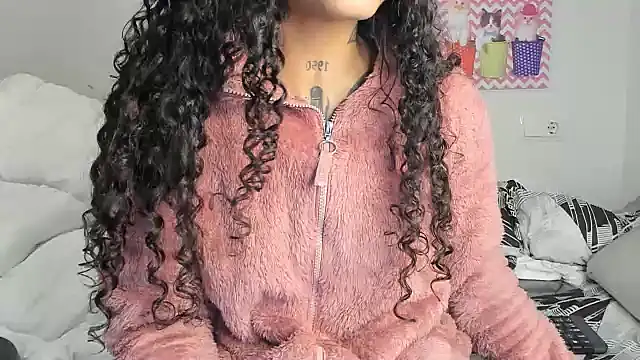 Snapshot of Ama_music chatting on December 28, 2024, 8:15 pm Ama music online show from December 28, 2024, 8:15 pm