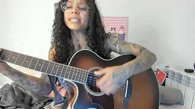 Snapshot of Ama_music chatting on January 5, 2025, 9:57 pm Ama music online show from January 5, 2025, 9:57 pm