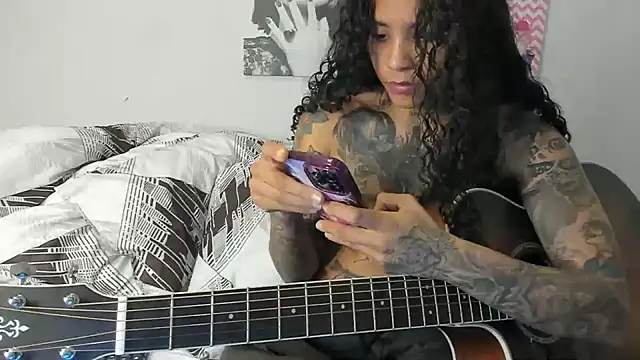 Snapshot of Ama_music chatting on February 3, 2025, 7:21 pm Ama music online show from February 3, 2025, 7:21 pm