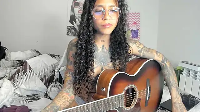 Snapshot of Ama_music chatting on February 18, 2025, 8:58 pm Ama music online show from February 18, 2025, 8:58 pm